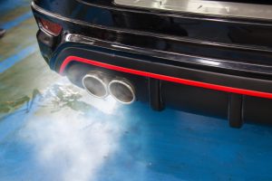 Przyczyny dymienia samochodów z silnikiem diesel co oznacza kolor dymu
