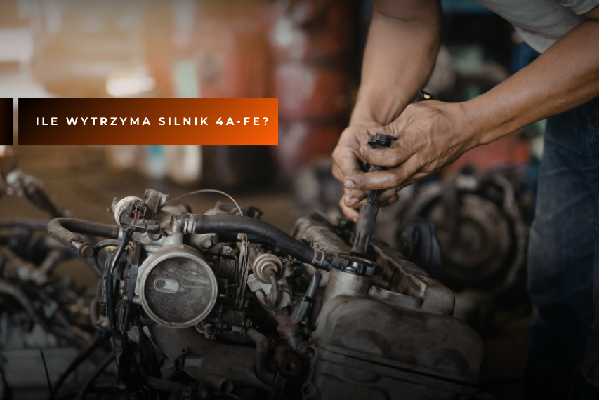 Mechanik sprawdzający podzespoły silnika Toyota 4A-FE